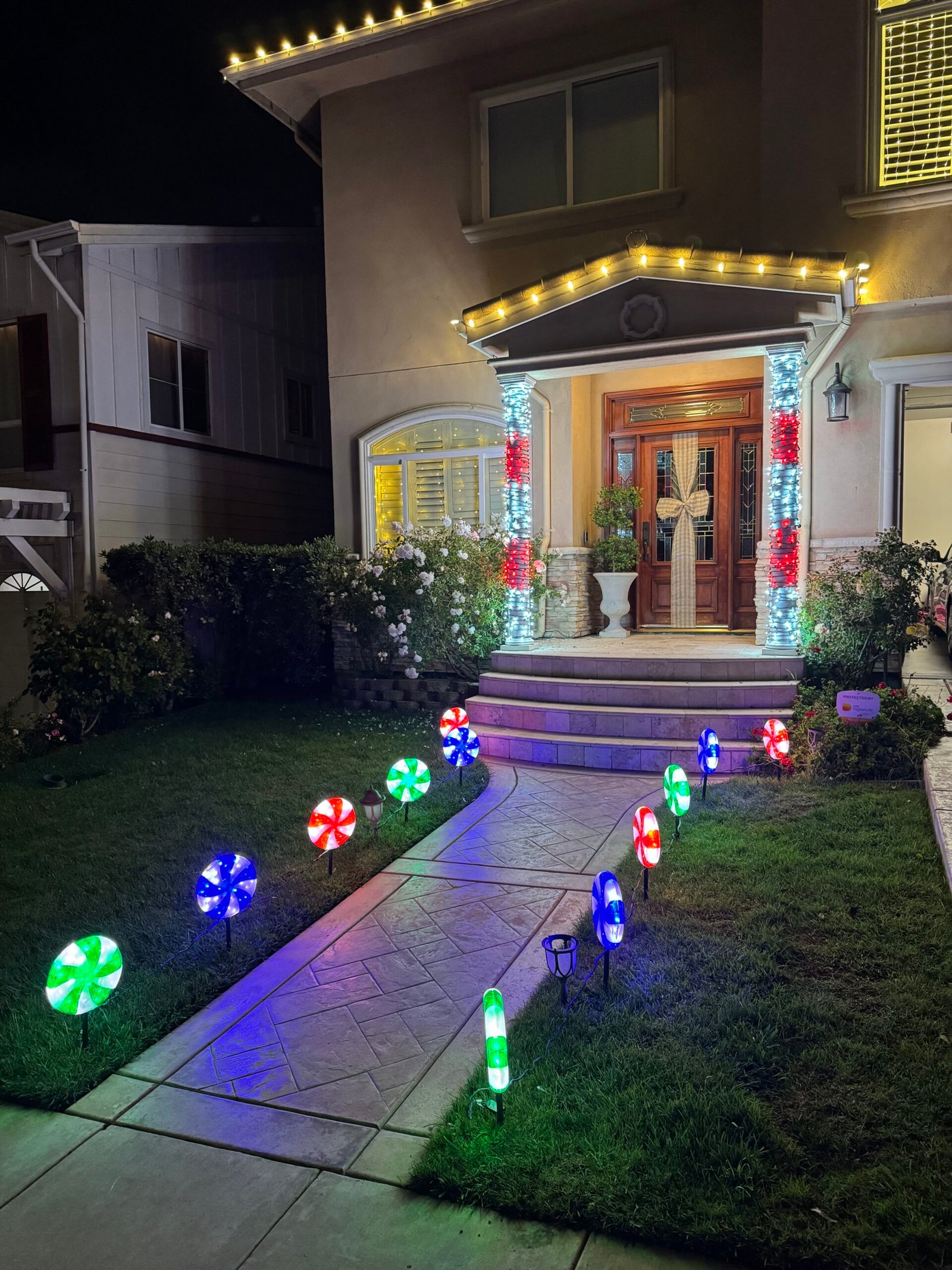 Multicolor professional holiday roofline lighting